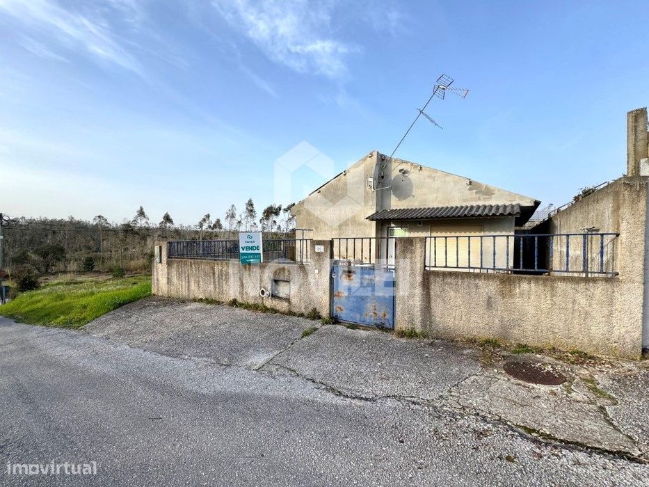 Moradia Isolada T4 Térrea c/228 m2 de terreno .