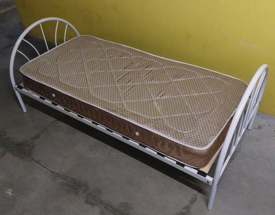 Cama em ferro (colchão)