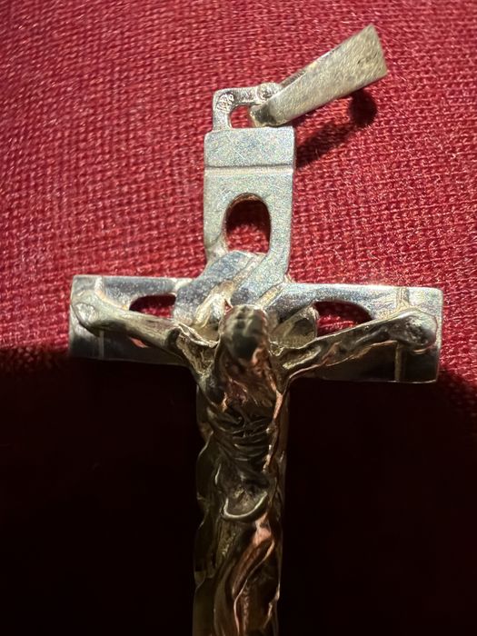 Crucifico de prata para fio