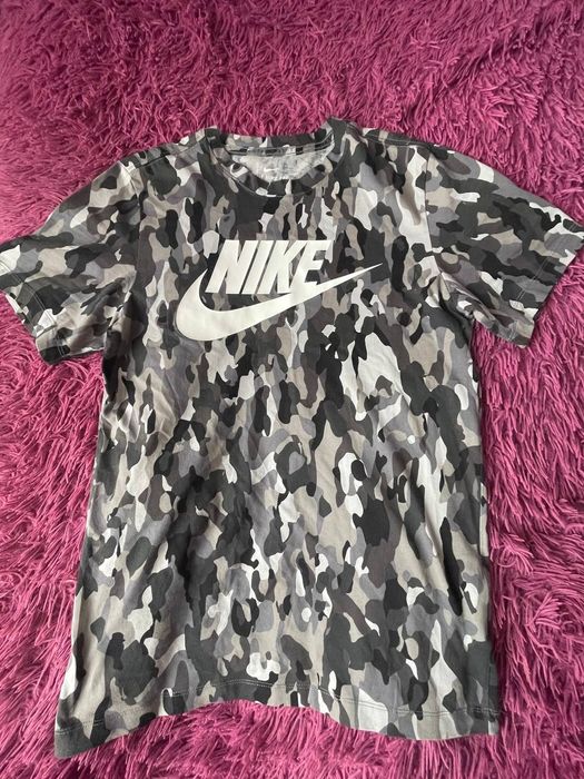 Камуфляжна футболка nike