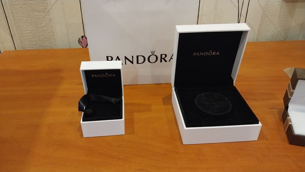 Продам  подарочный набор коробок и гофра  пакет сумочка.  PANDORA. Производство  Индонезия.Под браслет и кольца.