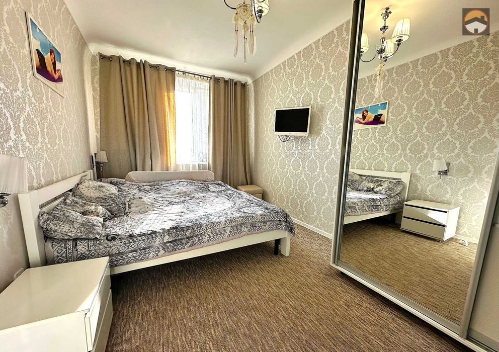 Продається 2-х кімнатна сталінка в Центрі  "Будинок зі Шпилем"