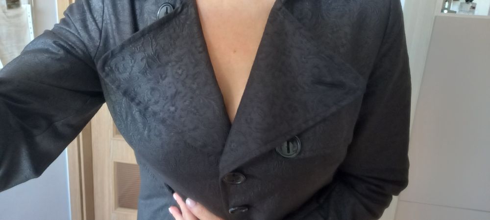 Czarny płaszcz Monton r.36, taliowany