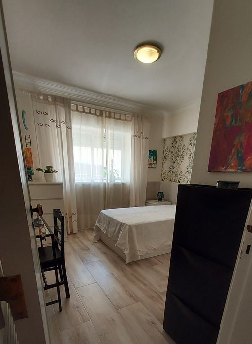 Alugo quarto.Ambiente calmo e acolhedor. À 5' da estação e 8' da praia. Casa tranquila com casa de banho partilhada com 1 pessoa. Despesas incluídas.