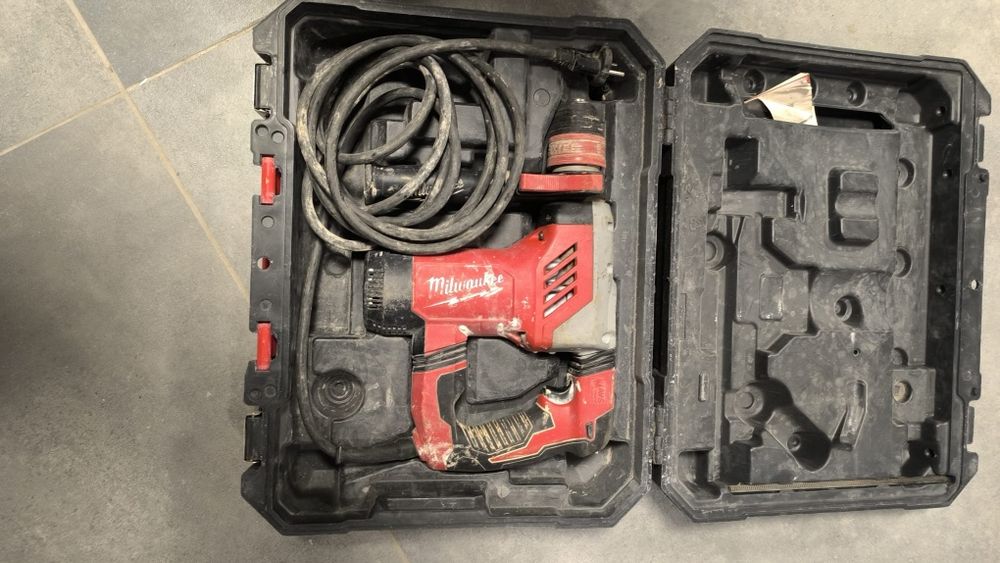 Máquina de furar MILWAUKEE PLH 28XE
A funcionar em pl