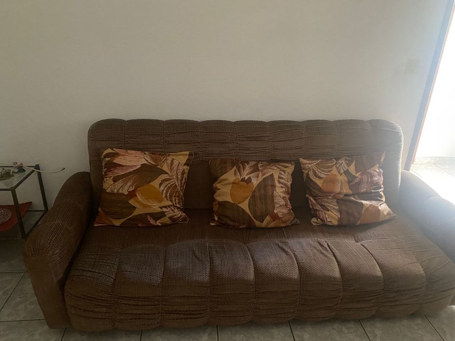 Conjunto sofa-cama e duas poltronas