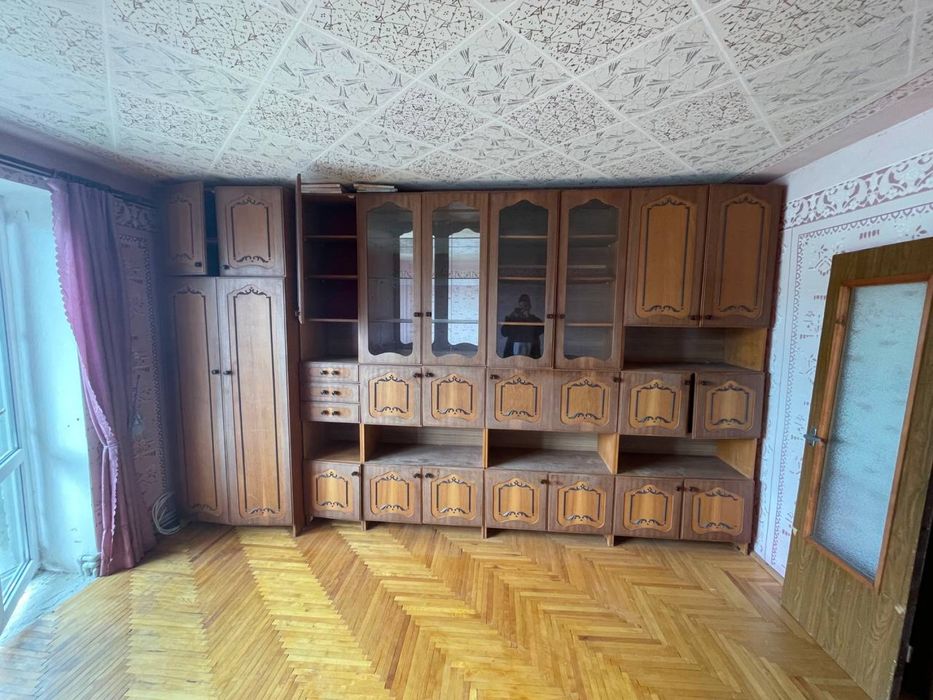 сервант, ліжко, шафа