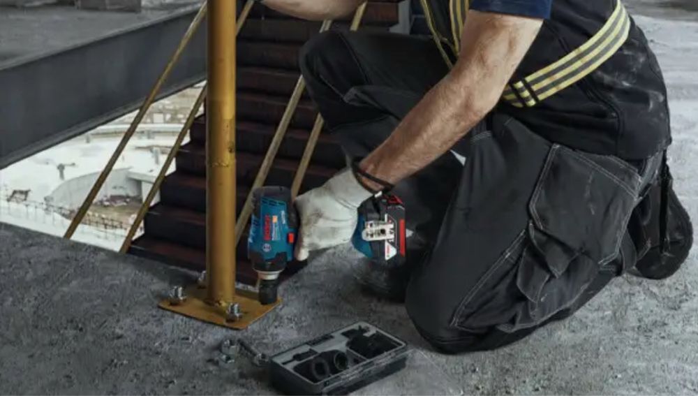 Безщітковий ударний гайковерт  Bosch GDS18V-400 Н·м без акб і з/п