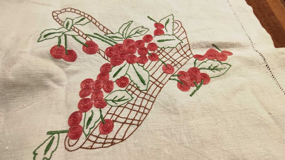 Toalha de linho antigo bordada à mao