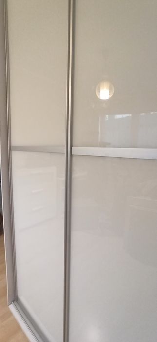 Szafa na wymiar z miejscem na wieszaki i półkami