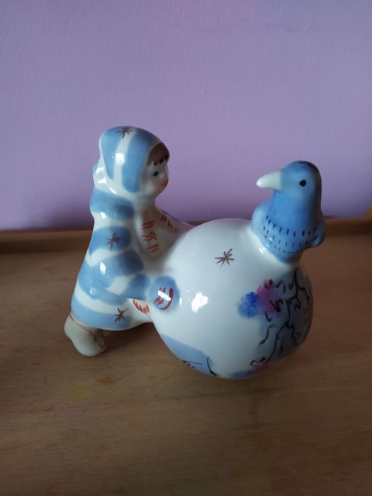 Статуэтка Девушка с вороной