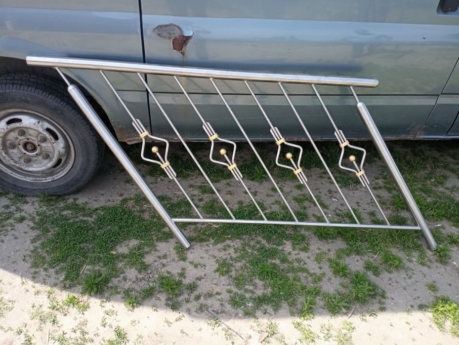 Balustrada ze stopniami schodowymi marmurowymi lub granitowymi