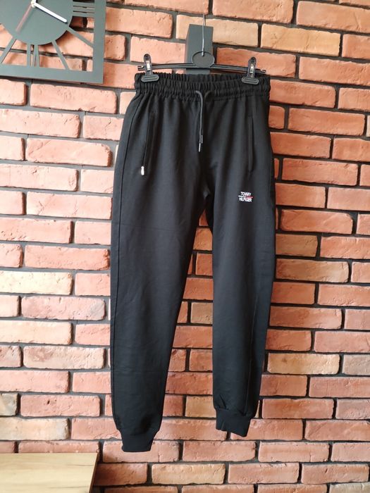 Spodnie dresowe męskie z aplikacją Tommy rozmiar S-M. NOWE