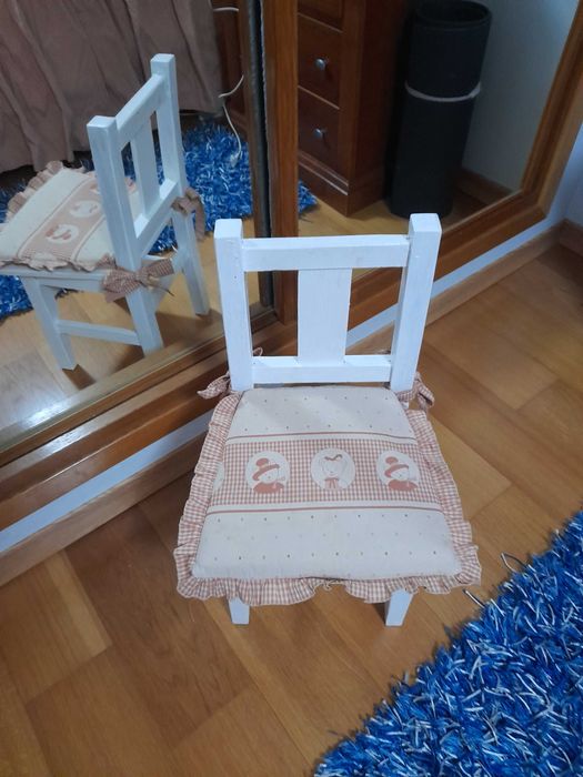 Colcha de cama individual e outros elementos de decoração