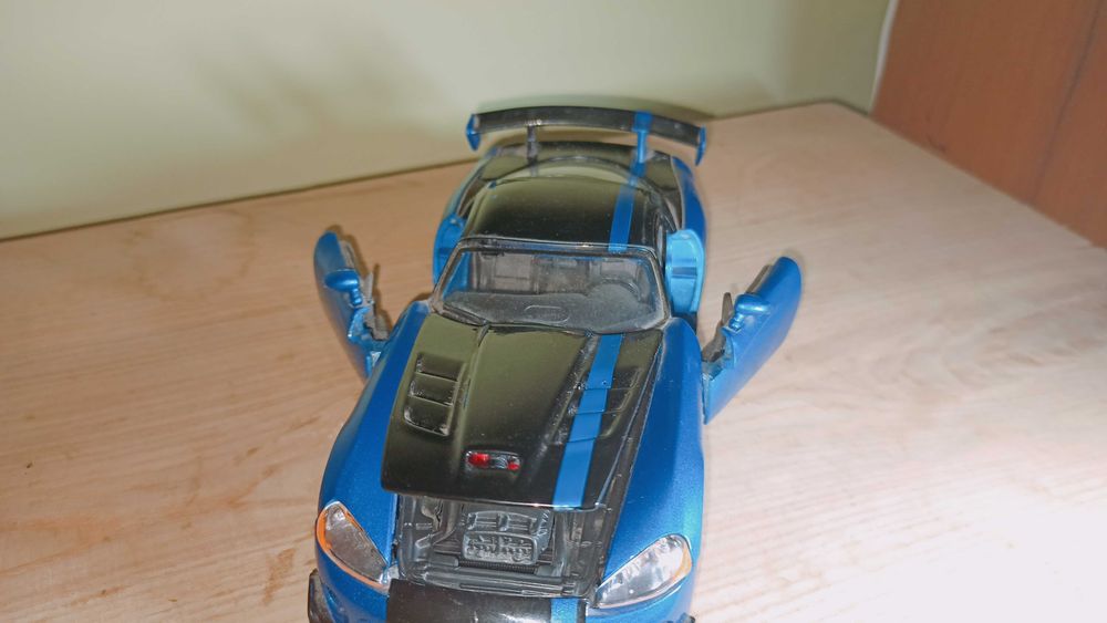 Машинка Dodge Viper 1:24  Bburago