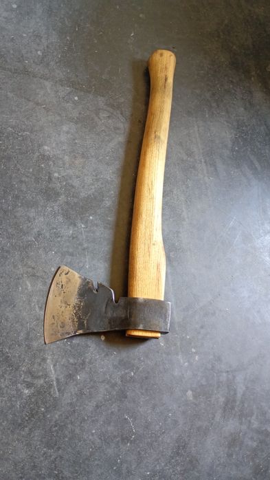 Ręcznie kuta siekiera 1kg / 50cm akacja