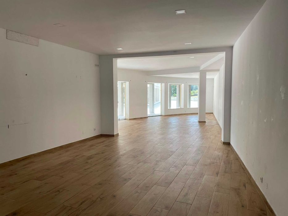 Loja com 140 m2 centro de Chaves.