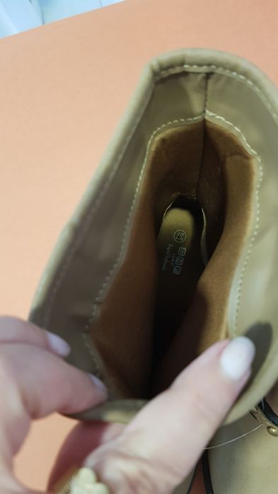 Botas com aplicaçoes