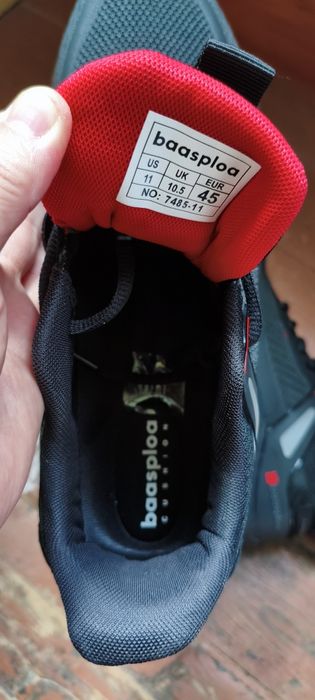 Кросівки BAAS 45 29.5 чорні з червоним