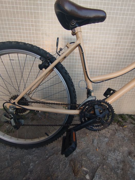 Bicicleta usada a andar bem