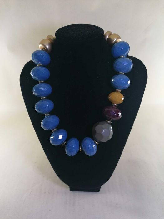 Colar com pedras azuis, verdes, douradas e ameixa - Bijuteria