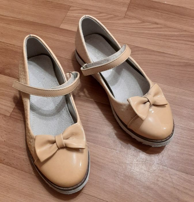 Бежевые туфли лаковые 33 размер 21 см