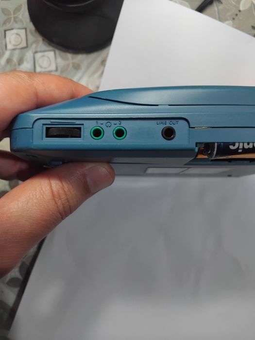 CD Player antigo portátil (não funciona)