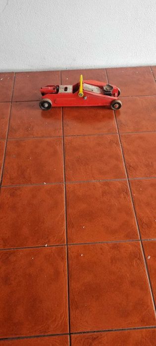 macaco para levantar material pesado