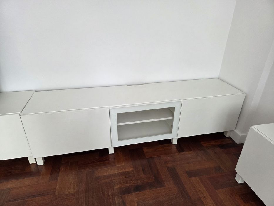 Biała szafka pod RTV IKEA BESTÅ ze przeszklonym frontem – stan bardzo dobry