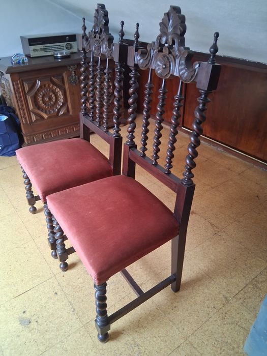 Cadeiras em madeira e veludo