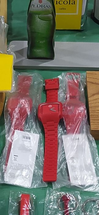 Selos, isqueiros, porta chaves, relógios, galhardetes e livros faturas