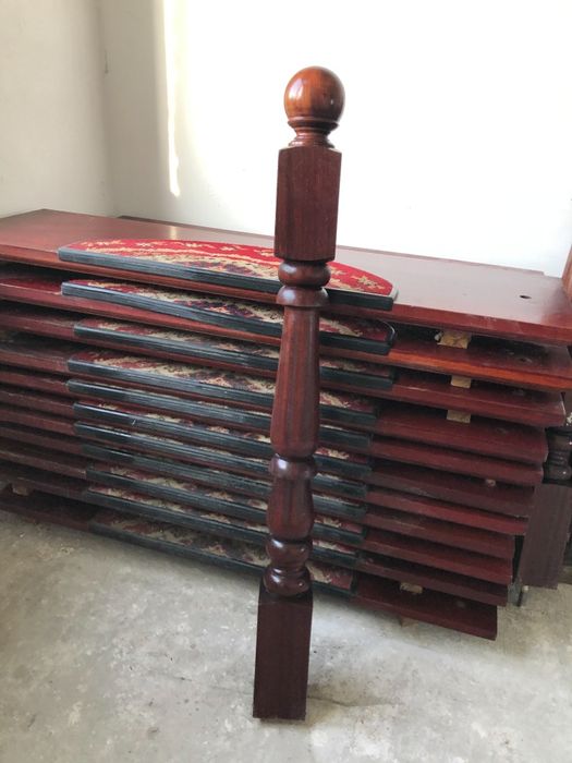 Сходи з червоного дерева