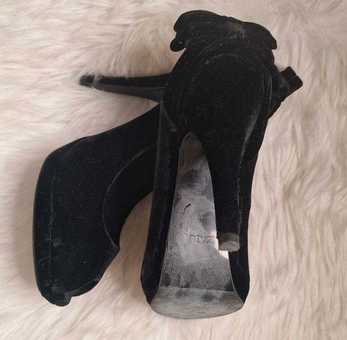 Sapatos de Salto Alto de Veludo Pretos da Zara