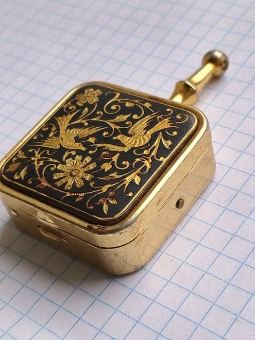 Винтажная женская пепельница.