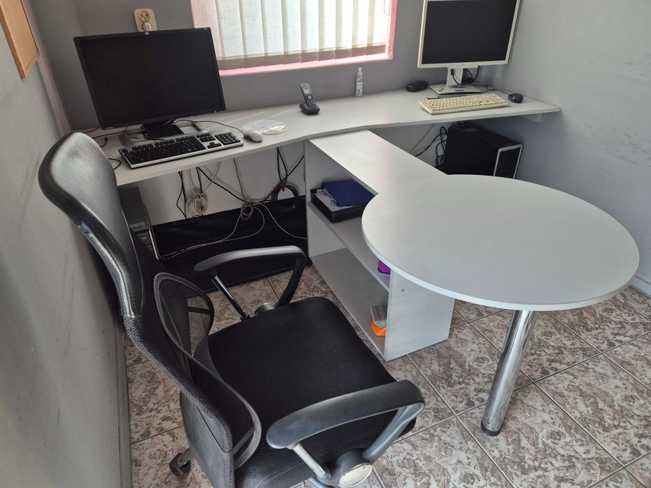 Biurko z półką i stołem