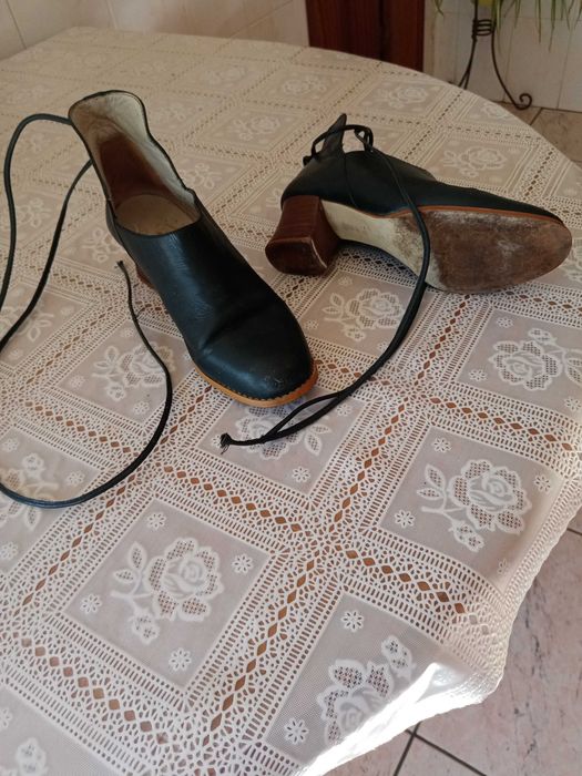 Sapato de senhora (tipo bota) em pele azul escuro , com atilhos