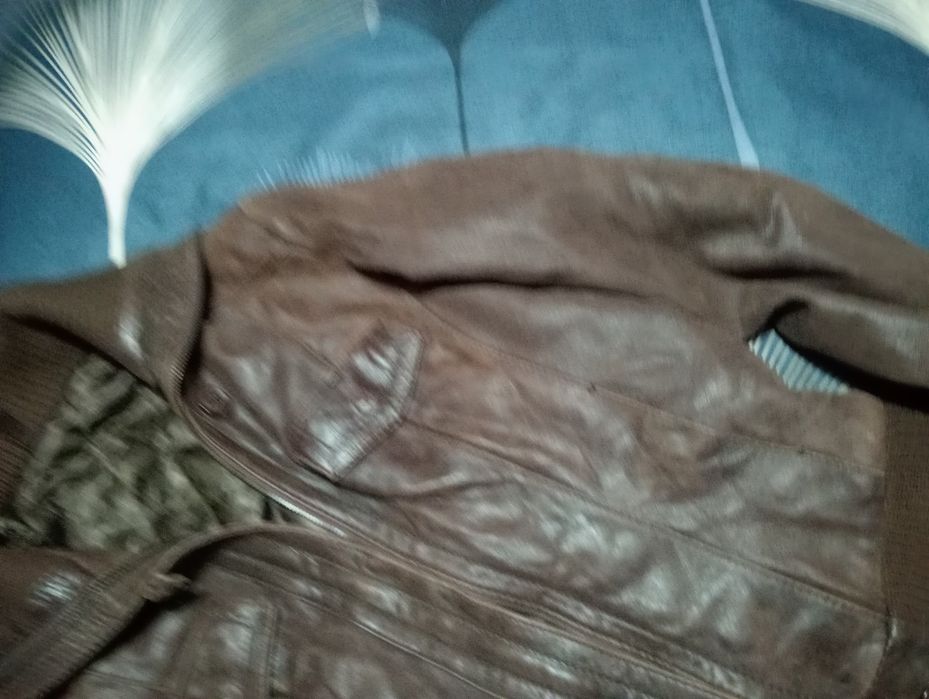 Blusão em pele castanho.impecavel.