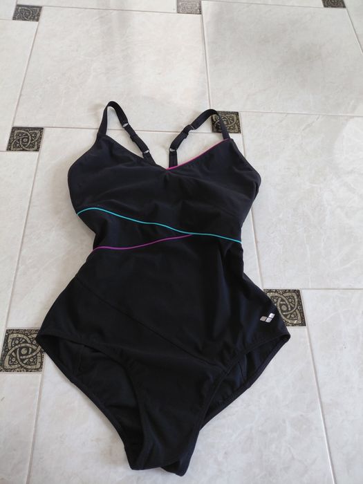 Купальник arena M розмір,  стан ідеальний.