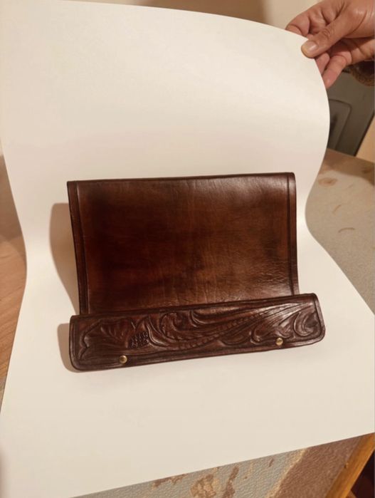 Suporte de Tablet em Couro