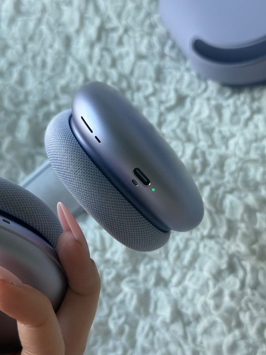 AirPods Max 2 with smart case