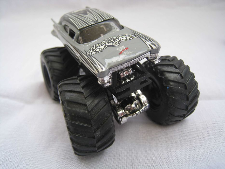 2 carros em miniatura (rodas grandes)