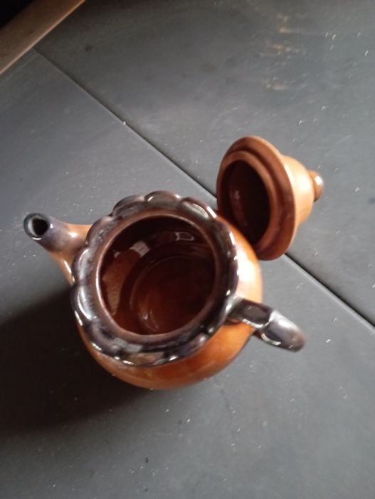 Czajniczek z pokrywką prześliczny.