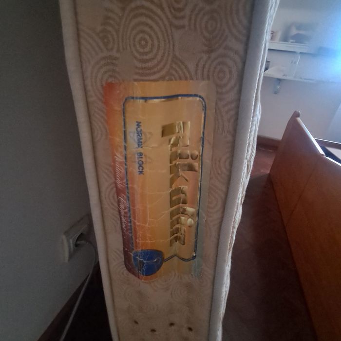 Cama de casal com 4 gavetas e 2 mesinhas de cabeceira