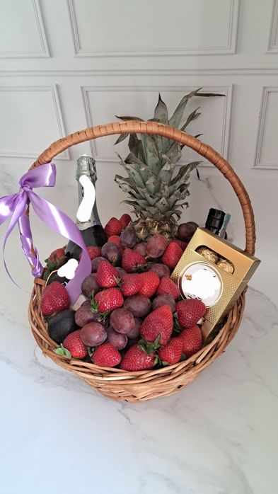 Подарочная корзина, букет и ящик с фруктами