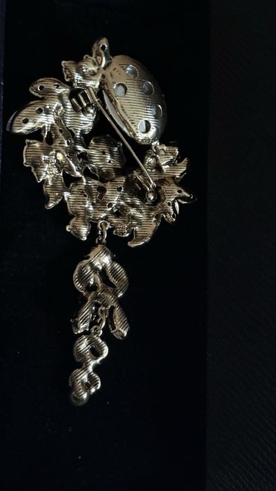 Elegancka broszka z cyrkoniami