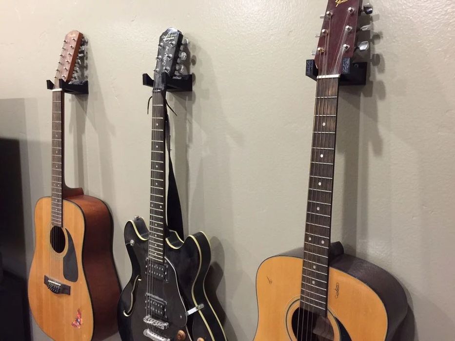 Настенный держатель для гитары