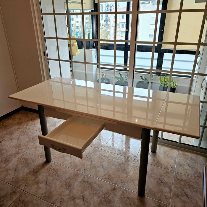 Venda Imperdível: Mesa Extensível Lacada Branca com Pernas Cinza!