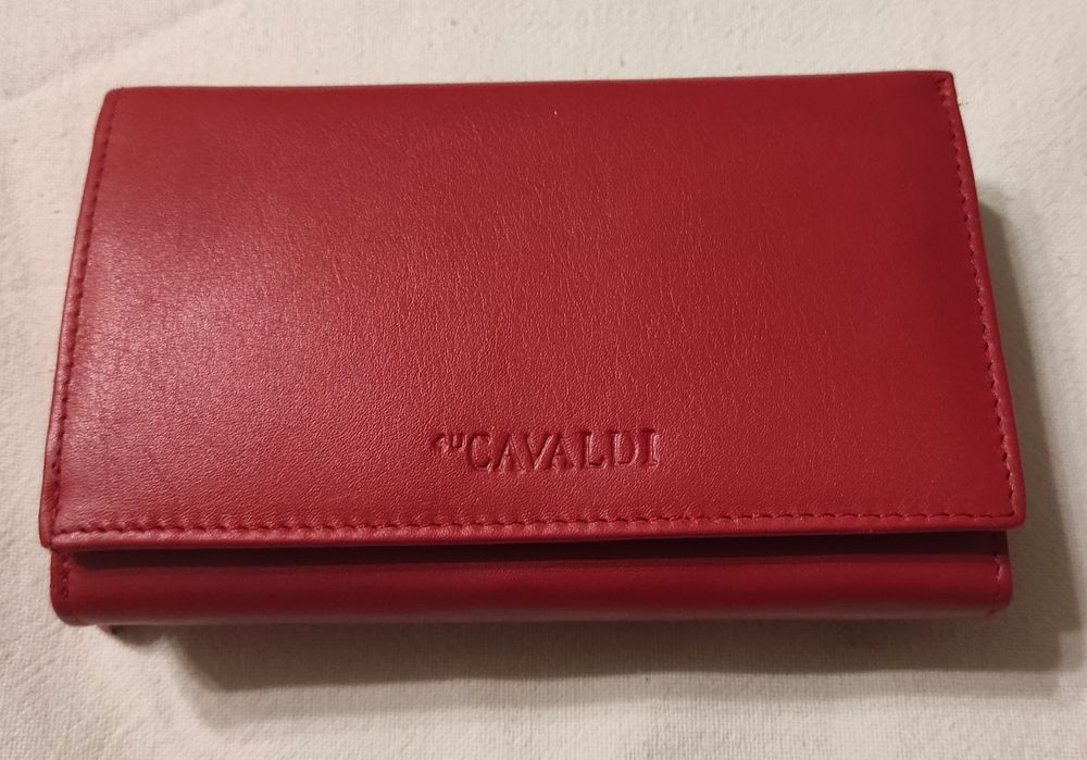 Skórzany, czerwony portfel damski na prezent