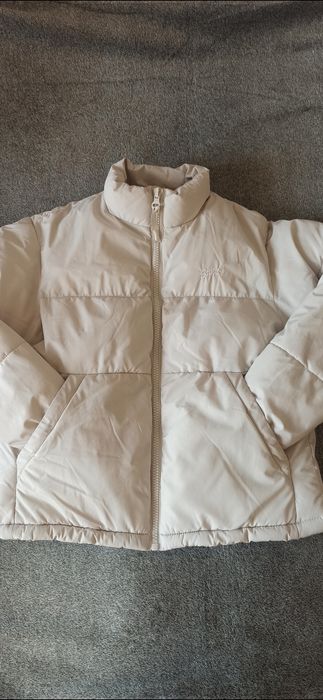 Kremowa kurtka przejściowa puchowa pikowana wysoki kołnierz Pull&Bear