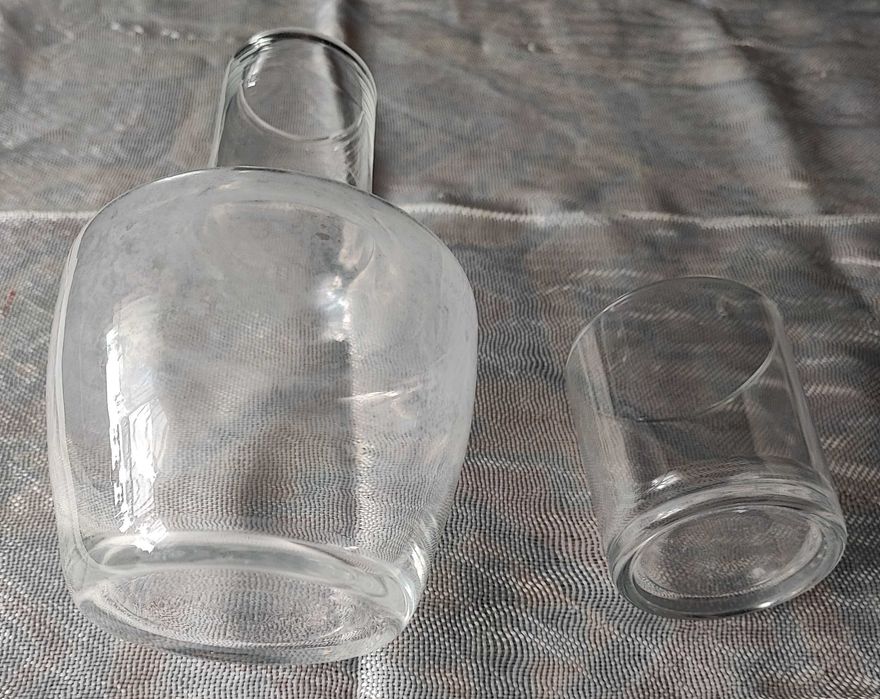 Garrafa de quarto com copo